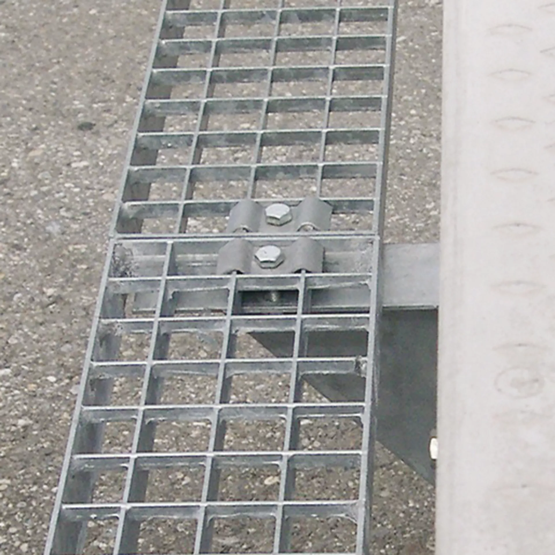 Perronwinkel Beton- und Gitterrostauftritte