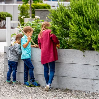 Hochbeet mit Holzstruktur