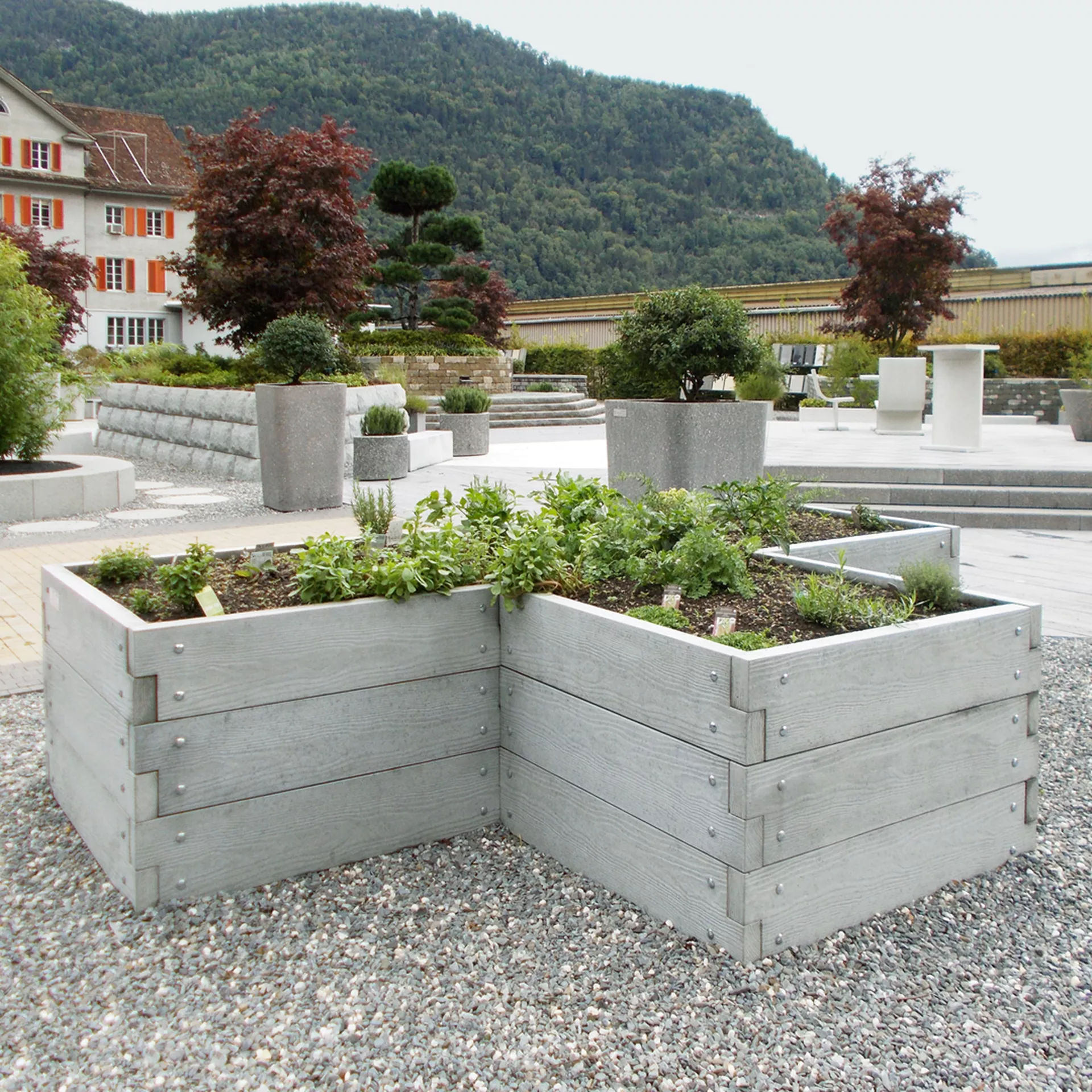 Hochbeet mit Holzstruktur