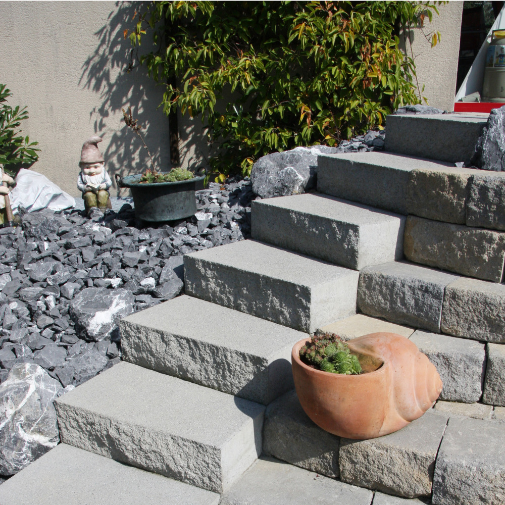 Marches d'escalier pleines SANTURO® chanfreinées sablées