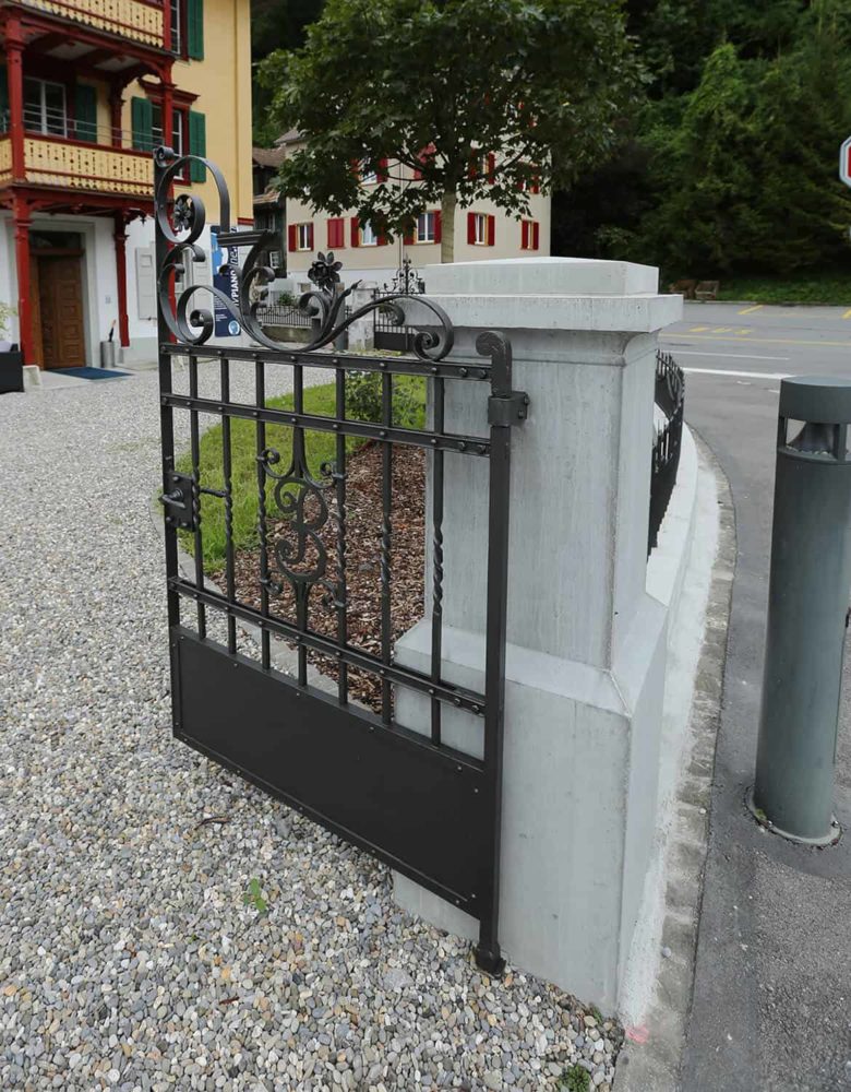 Poteau en béton avec portail, Fondation Majorenhaus, Alpnachstad OW