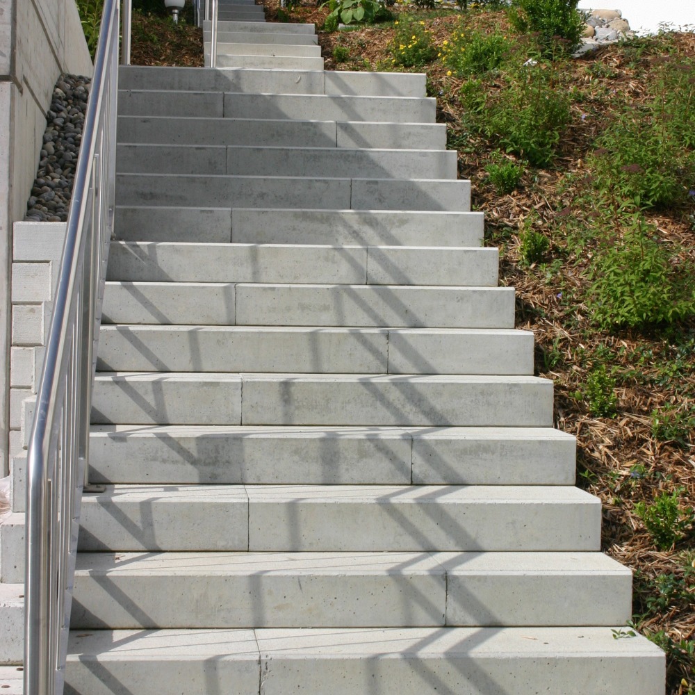 Marches d'escalier pleines FROSTA sablées