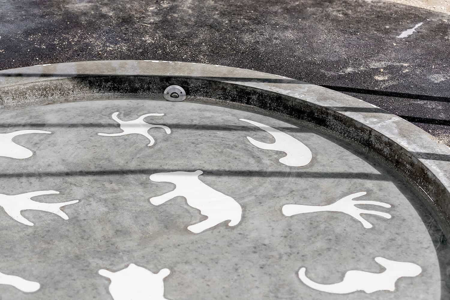 Fontaine artificielle en béton avec figures d'animaux