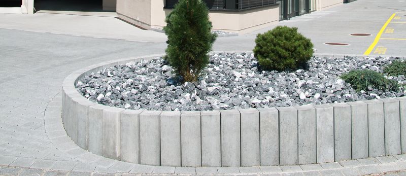Support en beton gris blanc forme conique 18 x 15 x 50 cm